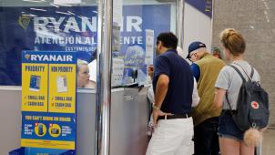 <p>Die Verbraucherorganisation Testachats wirft Ryanair intransparente Preisgestaltung bei der Online-Buchung vor – besonders bei Handgepäck und Zusatzoptionen.</p>