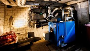 <p>Rohre einer Anlage einer Ölheizung in dem Keller eines Altbaus: Brüssel dreht an der Energieschraube.</p>