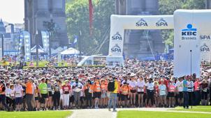 <p>Tausende Läuferinnen und Läufer strömen beim Start der 20 km de Bruxelles durch die Straßen der Hauptstadt.</p>