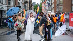 <p>Namur zeigt Flagge: 500 Menschen setzen ein Zeichen für Vielfalt.</p>
