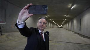 <p>Bart De Wever dokumentiert den Baufortschritt auf seine Weise: mit einem Selfie vor dem ersten Tunnelelement der Oosterweelverbindung.</p>