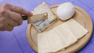 <p>Ein Stück Gorgonzola, ein Bällchen Mozzarella und drei Scheibletten liegen auf einem Käsebrett: Belgische Käseproduktion steigt um fast 12 Prozent.</p>