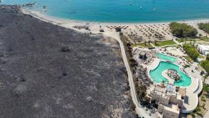 <p>Waldbrand auf Rhodos im Sommer 2023. Durch Klimaveränderungen sind auch beliebte Urlaubsregionen immer häufiger von Extremwettersituationen betroffen.</p>