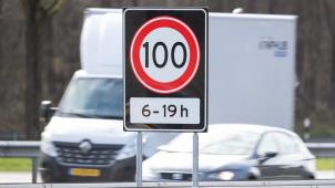 <p>Nach Norwegen und Zypern haben auch die Niederlande vor einigen Jahren Tempo 100 als Höchstgeschwindigkeit auf allen ihren Autobahnen eingeführt. Zieht Belgien nun nach?</p>