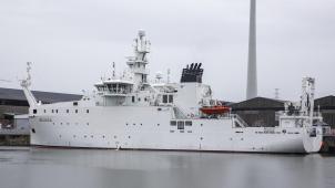 <p>Stillstand statt wissenschaftlicher Entdeckungen: Das belgische Forschungsschiff RV Belgica, einst als Prestigeprojekt für Meeres- und Klimaforschung gefeiert, liegt seit über einem Jahr untätig in der Marinebasis von Zeebrügge – und eine baldige Rückkehr aufs offene Meer ist alles andere als sicher.</p>