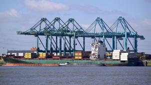 <p>Frachtverkehr im Rückstau: Globale Krisen belasten Antwerpens Hafen.</p>