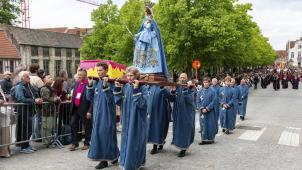 <p>Während der Prozession wird die Reliquie des Heiligen Blutes von der Heilig-Blut-Basilika durch das Stadtzentrum von Brügge bis zur Sankt-Salvator-Kathedrale getragen.</p>