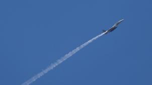 <p>Ein israelischer Kampfjet von einem Luftwaffenstützpunkt in Zentralisrael aus gesehen.</p>