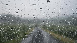 <p>Regentropfen laufen über eine Windschutzscheibe: Das Königliche Meteorologische Institut Belgiens (KMI) hat eine Unwetterwarnung herausgegeben.</p>