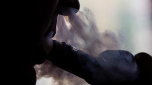 <p>Trotz ihres vermeintlich harmlosen Images sind Vapes und E-Zigaretten keineswegs gesundheitlich unbedenklich.</p>