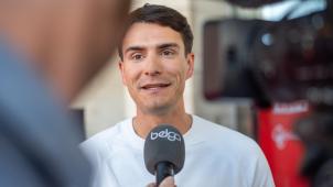 <p>Vooruit (Bild: Parteichef Conner Rousseau) muss ihre Regierungsbeteiligung rechtfertigen und will die 2,2 Milliarden Umverteilung durchsetzen.</p>