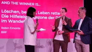 <p>Robin Emonds (2.v.r.) – hier zu sehen mit den Moderatoren Justine Katz (l.) und Xavier Taveirne (r.) – konnte den Preis am Mittwochabend in Brüssel entgegennehmen.</p>