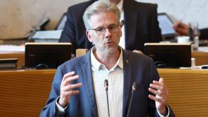<p>Ecolo-Fraktionschef Stéphane Hazée fordert im wallonischen Parlament eine Konfliktmotion gegen die Arbeitsmarktreform der Föderalregierung.</p>