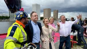 <p>20.000 rosa Badeenten schwammen am Samstag im Kattendijkdok in Antwerpen für die Brustkrebshilfe um die Wette.</p>
