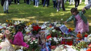 <p>Blumen, Kerzen, stille Tränen – Gedenken an den elfjährigen Fabian im Elisabethpark.</p>
