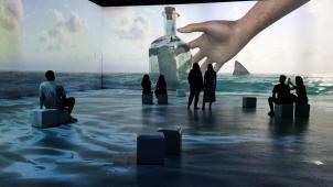 <p>Dank einer innovativen Szenografie, die multisensorische Räume, fesselnde Technologien und visuelles Storytelling vereint, entfaltet sich eine wahre Odyssee durch ein Dutzend interaktiver und immersiver Welten.</p>