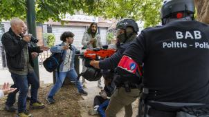 <p>Die Polizei setzte am Sonntag beim Trauermarsch für Fabiansogenannte FN303-Gewehre ein.</p>
