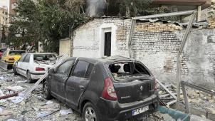 <p>Trümmer eines Wohnhauses liegen auf geparkten Autos nach einem israelischen Angriff in Teheran.</p>