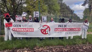 <p>Demonstrierende versammeleten sich am 21. April 2024 vor dem Militärgelände Kleine-Brogel bei Peer – einem Ort, der seit Jahren im Verdacht steht, US-Atomwaffen zu beherbergen. Mit Transparenten und klaren Botschaften forderten sie mehr Transparenz über die nukleare Präsenz in Belgien.</p>
