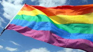 <p>Weniger Regenbogen, mehr Zurückhaltung: Firmen gehen beim LGBTQ+Marketing auf Abstand.</p>