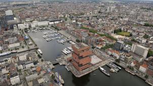 <p>Das Schwimmen im historischen Hafenbecken von Antwerpenerfreut sich wachsender Beliebtheit – nicht nur bei sportlich ambitionierten Schwimmern, sondern auch bei Familien und Freizeitgästen, die auf der Suche nach einer urbanen Abkühlung sind.</p>