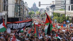<p>Am Sonntag hatten in Brüssel weit mehr als 75.000 Menschen ein Ende der Gewalt in Gaza gefordert. Viele der Teilnehmer waren in Rot gekleidet, denn die Veranstaltung stand unter dem Motto „Rote Linie“.</p>