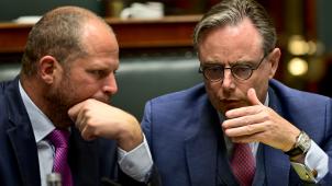 <p>Premierminister De Wever (mit Verteidigungsminister Francken, l.) am Dienstag in der Kammer: „Mit Realitätssinn können wir auf dem NATO-Gipfel punkten.“</p>