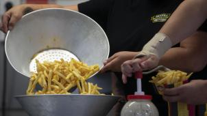 <p>Fritten,Burgerund Cola – aber bitte nicht vor dem Klassenzimmer</p>