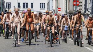 <p>Nackt, laut und wütend: Fahrrad-Demo zog am Samstag durch Brüssel.</p>