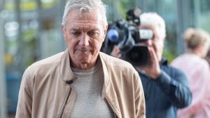 <p>Der ehemalige Fußballkommentator Eddy Snelders erscheint zum Prozess</p>