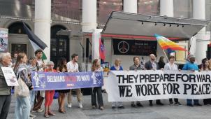 <p>Am Montag protestierte die Plattform „Stop Militarisation“, ein Zusammenschluss von 40 Organisationen, in Brüssel gegen das von der NATO angestrebte Rüstungsziel von fünf Prozent. Die Aktivisten kritisierten die zunehmende Militarisierung und forderten stattdessen Investitionen in soziale und ökologische Bereiche.</p>