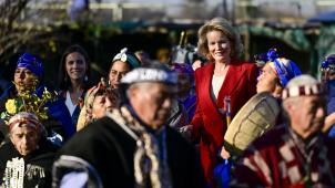<p>Königin Mathilde nimmt am rituellen Tanz der Mapuche teil – ein symbolischer Moment während des Staatsbesuchs in Chile.</p>