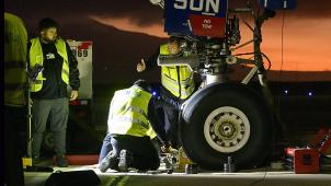 <p>Arbeiter kümmern sich um ein mechanisches Problem bzw. einen Reifenschaden an dem für den König gecharterten Flugzeug.</p>