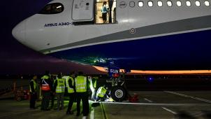 <p>Beim Schleppen des Flugzeugs brach eine Zugstange, wodurch zwei Räder des Bugfahrwerks beschädigt wurden.</p>