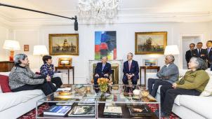<p>In der Residenz des belgischen Botschafters in Santiago unterhielt sich König Philippe mit vier Chileninnen und Chilenen, die genau dort 1973 nach dem Militärputsch von General Augusto Pinochet Zuflucht fanden.</p>