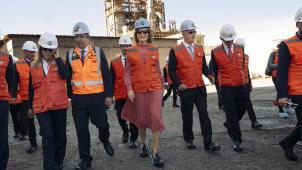 <p>König Philippe und Königin Mathilde besuchten im nordchilenischen Antofagasta die größte Lithiumraffinerie der Welt.</p>