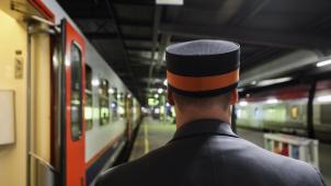 <p>Zugbegleiter und Bahnpersonal sehen sich zunehmend verbalen und körperlichen Angriffen ausgesetzt.</p>