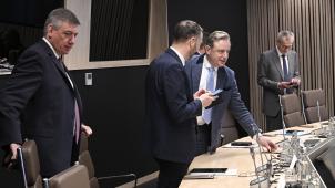 <p>Das Arizona-Kabinett hat bis zur Sommerpause am Nationalfeiertag noch einiges vor. Im Bild Regierungschef Bart De Wever (2.v.r.) mit den Vizepremiers Jan Jambon, Maxime Prévot und Frank Vandenbroucke (v.l.n.r.).</p>