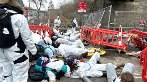 <p>Aktivisten der Bewegung Code Rouge blockierten Anfang März 2025 das Gelände von Cargill in Gent – ein Protest, der laut KOBA beinahe in einer Katastrophe endete.</p>