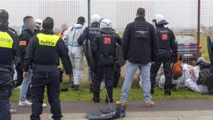 <p>Aktivisten blockierten den Zugang zur Privatjet-Terminal – einige hatten sich angeklebt oder festgekettet.</p>