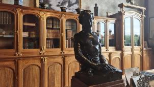 <p>Der Schreibtisch wurde 1895 von Victor Horta entworfen und galt seit 1925 als verschollen.</p>