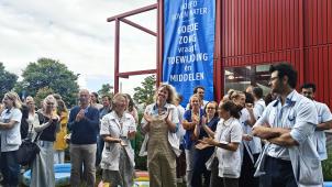 <p>Mit Transparenten statt Streik protestierten Ärzte der Uniklinik Gent gegen die geplanten Reformen im Gesundheitswesen. Unter dem Motto „Hoofd boven water“ („Über Wasser bleiben“) warnten sie, dass viele Krankenhäuser durch die geplante Deckelung der Honorarzuschläge untergehen könnten.</p>