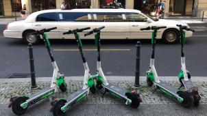 <p>Lime-Scooter bleiben in Brüssel vorerst im Einsatz – eine umstrittene Lizenzübertragung macht's möglich.</p>