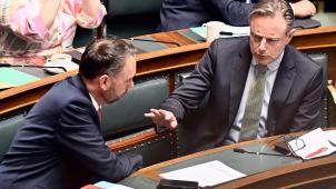 <p>Nach Vooruit-ChefRousseau setzt jetzt Maxime Prévot (l.) Premier De Wever (r.) unter Druck.</p>