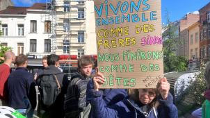 <p>In Molenbeek wurde nach den Gewalttaten von Hooligans anlässlich des Pokalendspiels eine Demo zur Unterstützung der „Opfer von Hass und Gewalt“ organisiert.</p>