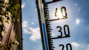 <p>Bei der jüngsten Hitzewelle kletterten die Temperaturen in vielen Städten auf Werte von teils deutlich über 40 Grad .</p>