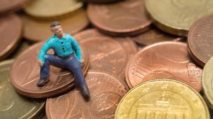 <p>Alleinerziehende, Eltern von Kindern mit Behinderung, Haushalte mit spätarbeitendem Partner... Laut einer Umfrage gibt es zahlreiche Fälle, in denen Arbeitslose ihre Unterstützung nicht verlieren sollten. Aber die Regierung lässt keine Ausnahmen zu.</p>