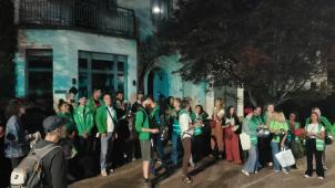 <p>CNE-Gewerkschafter protestieren vor dem Haus des Präsidenten der Partei Les Engagés gegen die geplante Ausweitung der Nachtarbeit in Belgien.</p>