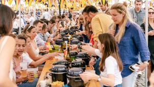 <p>2.000 Portionen Moules-frites werden beim Resto National auf dem Place du Jeu de Balle serviert.</p>