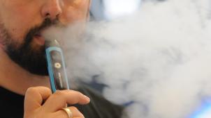 <p>Vaping-Shops wehren sich gegen neue Einschränkungen – sie sehen die Branche durch ein geplantes Aromaverbot in Gefahr.</p>
